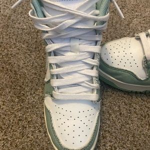 Women’s 5.5 High Dunks 1985